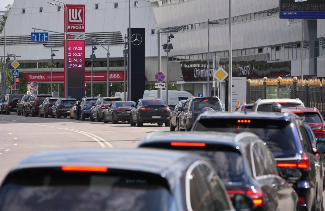Росіяни стали в чергу за струмом: удари по російських НПЗ підвели автопром РФ під китайську залежність Росіяни стали в чергу за струмом: удари по російських НПЗ підвели автопром РФ під китайську залежність